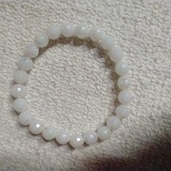 White faceted beaded stretch bracelet - Picture 1 of 2